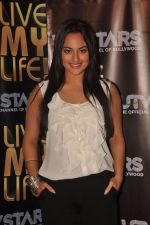 Sonakshi Sinha Promotes LIve My Life on UTV Stars in Bandra, Mumbai on 30th Aug 2011 (6).JPG